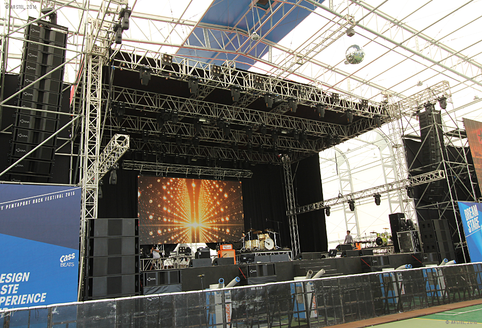 Масштабная инсталляция с использованием линейных массивов TL22 и сабвуферов TS28 на сцене рок-фестиваля Pentaport (Южная Корея)