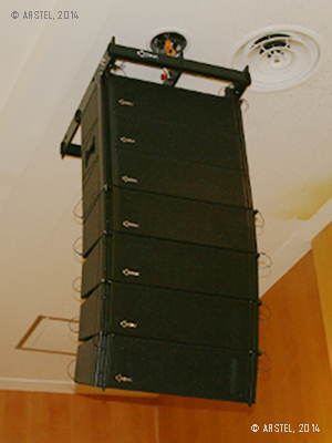 Сабвуфер CLA-15S разместили непосредственно под потолком, под ним — 4 модуля CLA-5
